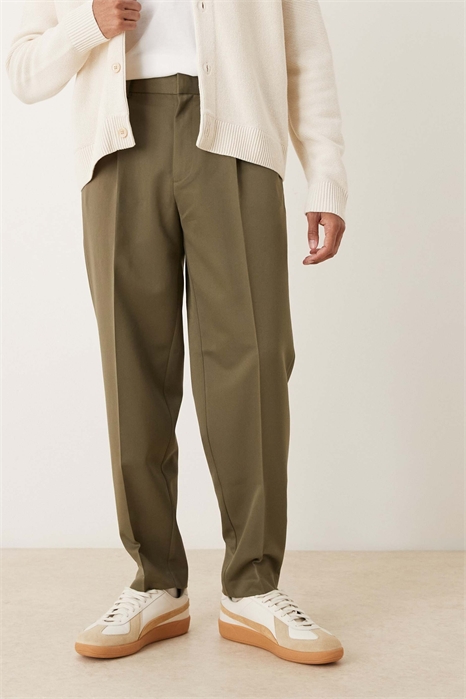 Стильные широкие брюки зауженного кроя со складками спереди артикул 146142431