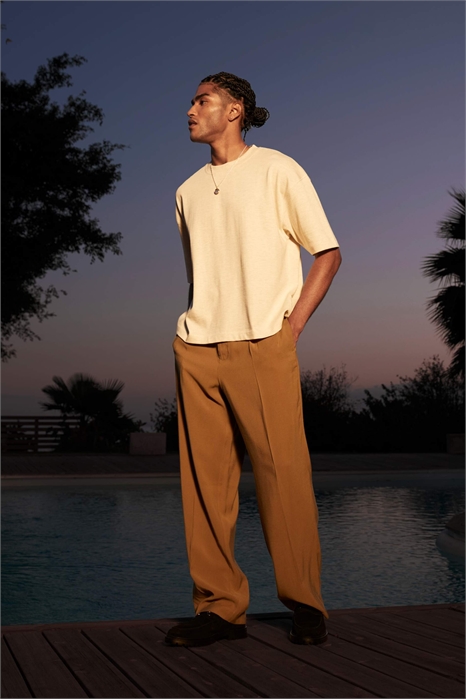 Стильные брюки с широкими брючинами и складкой спереди артикул 142426736