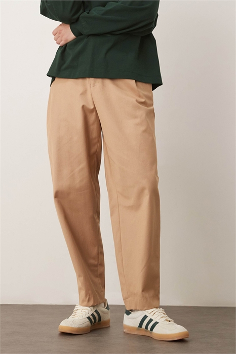 Стильные брюки-чино конического кроя с двойными складками артикул 141065435