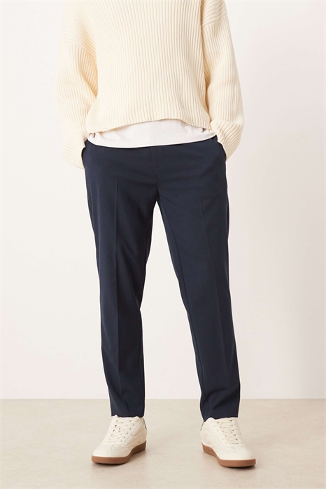 Стильные брюки зауженного кроя с эластичным поясом артикул 149548546