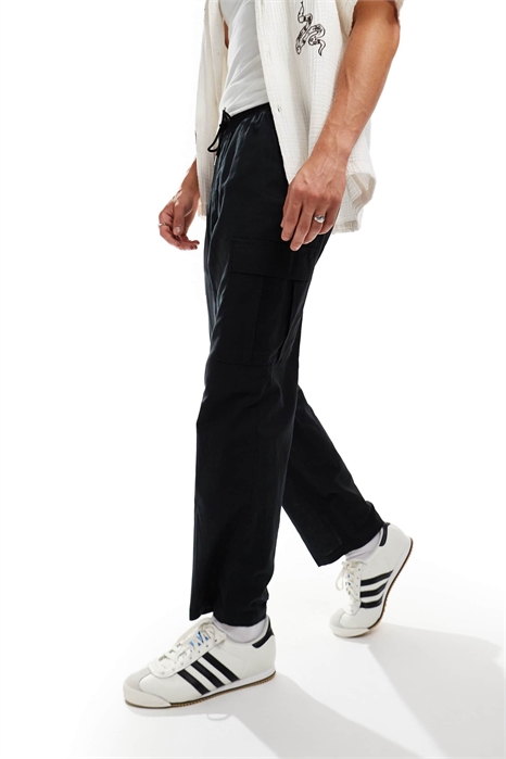 Зауженные льняные брюки с карманами-карго черного цвета артикул 135307165