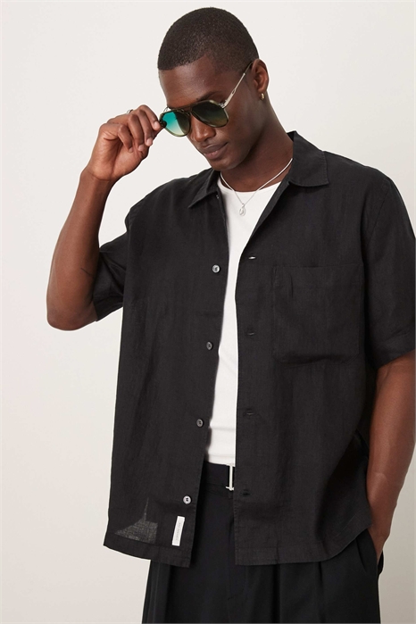 Льняная рубашка с короткими рукавами и карманом спереди артикул 143415907