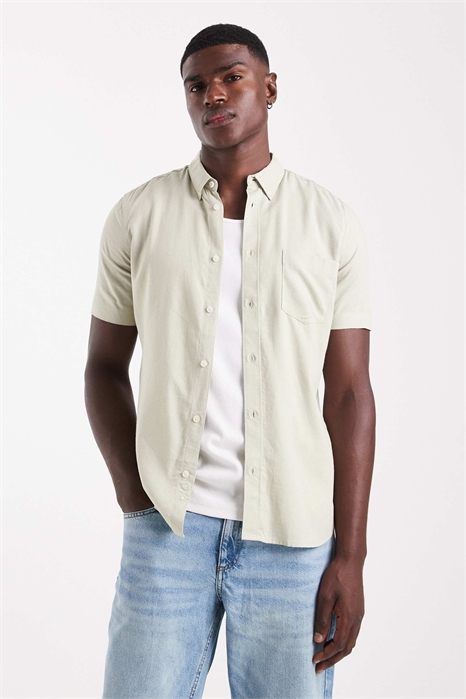 Рубашка с короткими рукавами и нагрудным карманом из смесовой ткани артикул 150241939