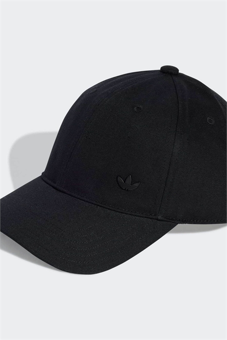 Кепка с повседневными символами и металлическим трилистником в тон артикул 155542687