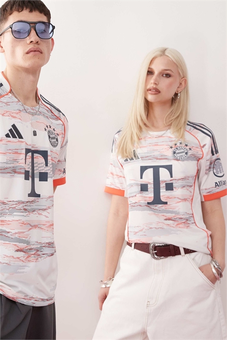 Домашняя футболка «Баварии» (Мюнхен) от adidas Football сезона 2025/2026 артикул 141244626