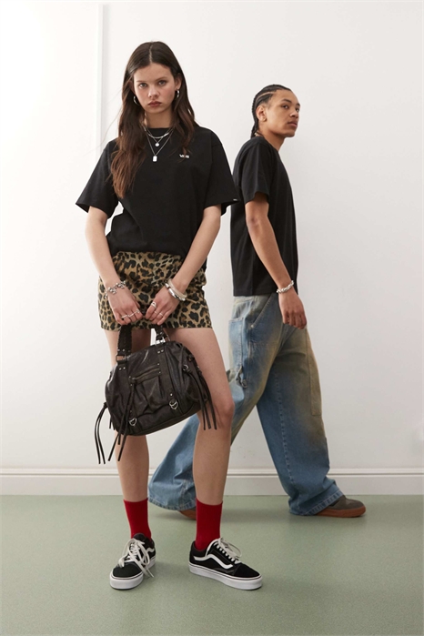 Футболка с логотипом на левой груди и свободным кроем артикул 143723420