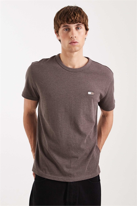 Футболка с небольшим логотипом в виде значка артикул 151338373