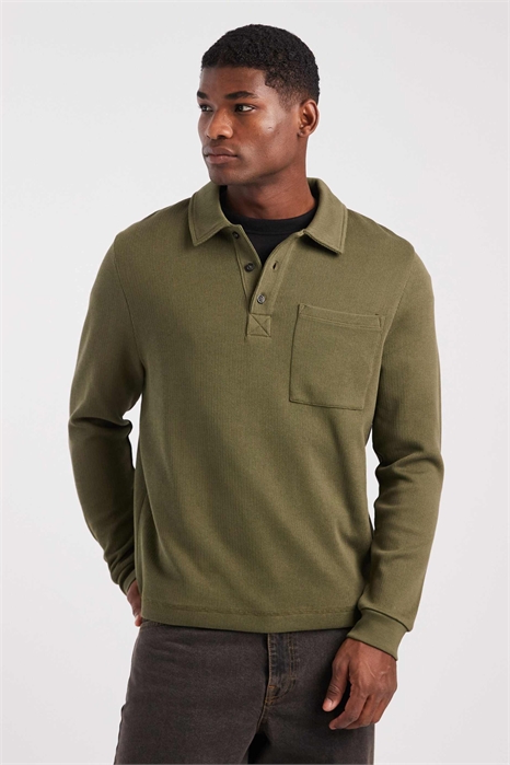 Поло с крупной пуговицей и карманом артикул 150173102