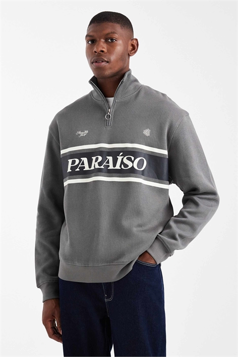 Свитшот свободного кроя с четвертью молнии и ребристым манжетами, с спортивным принтом артикул 150750752