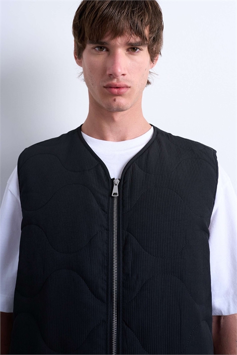 Стеганый жилет цвета лука артикул 142681304