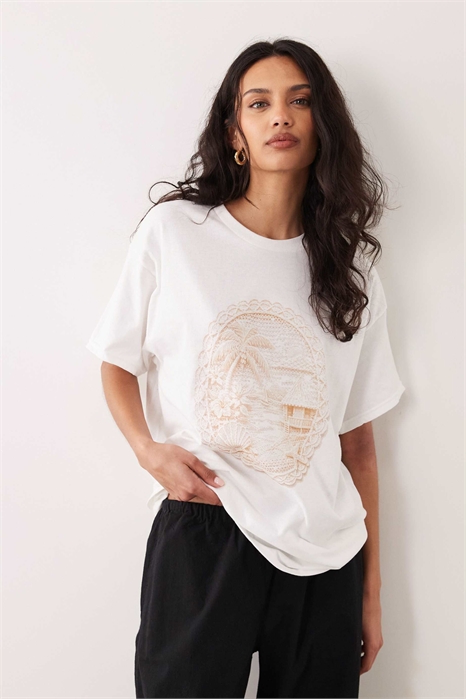 Футболка свободного кроя с принтом в виде пляжа, выполненным в технике вязания крючком артикул 156367112