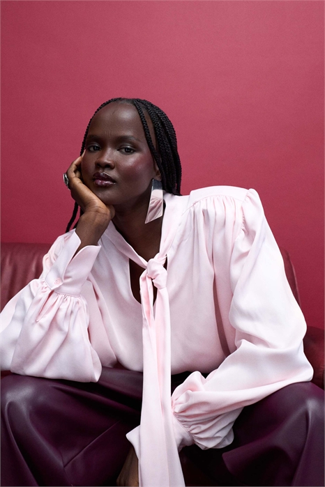 Блузка с атласными плечевыми вставками и завязкой на шее артикул 155335726