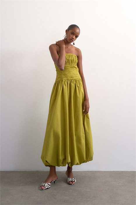 Плюс-размерное платье-бандеау с воланами артикул 151524571