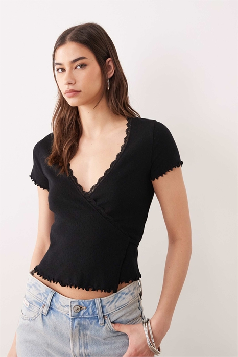 Топ с запахом и декором из салата «пойнтелл» артикул 152384424