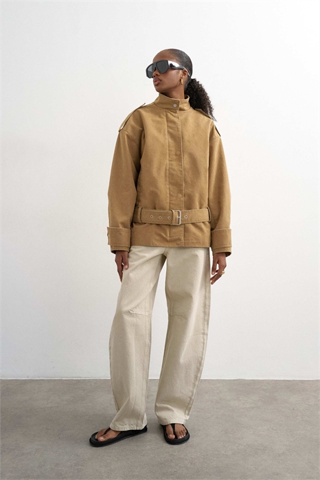 Короткая бомбер-куртка из хлопка с поясом артикул 151780897