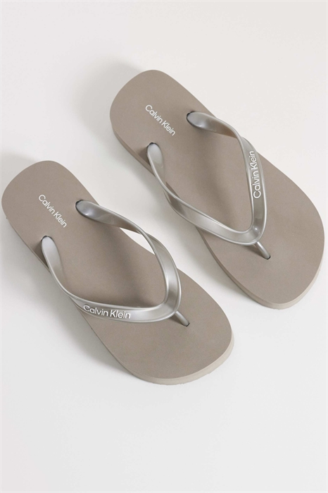 Джинсовые сандалии-флип-флопы на плоской платформе с металлическим блеском артикул 154172948