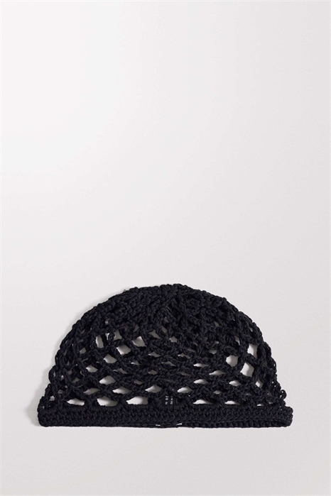 Шапочка-чепчик с открытым узором, связанная крючком артикул 152671980