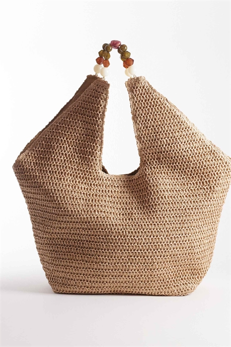 Просторная сумка-тоут с горизонтальным дном и ручкой из полимерных бусин артикул 152383630