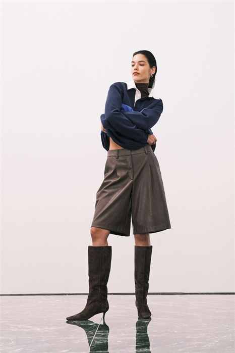 Шорты в стиле сафари с длинным кроем и складками спереди, имитирующие кожу артикул 149432502