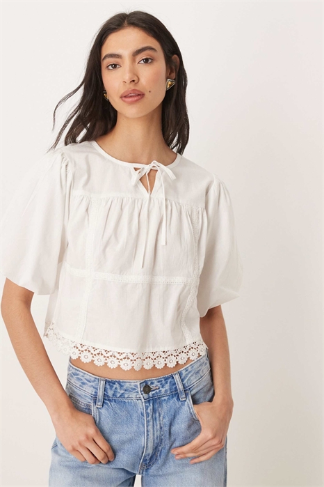 Топ с короткими рукавами и кружевными вставками артикул 153720154