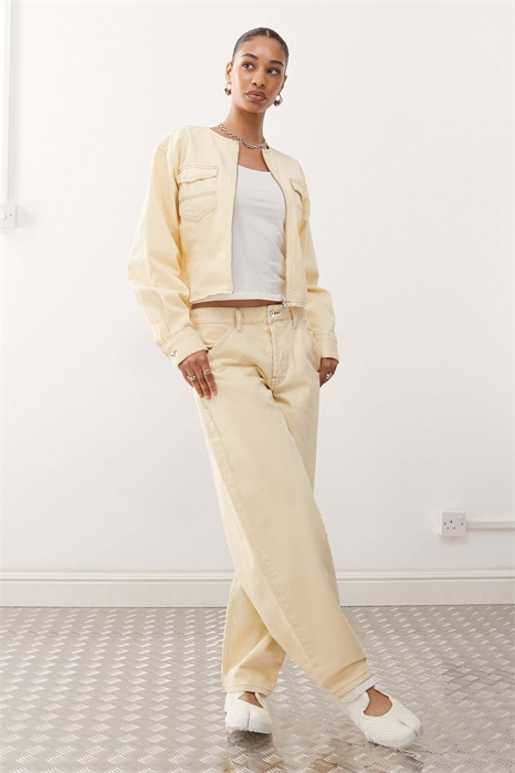 Джинсовая приталенная куртка с пряжкой на спине цвета сливочного масла артикул 149998709