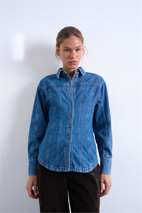 Джинсовая рубашка с затягивающимся поясом и декоративными швами артикул 149855804