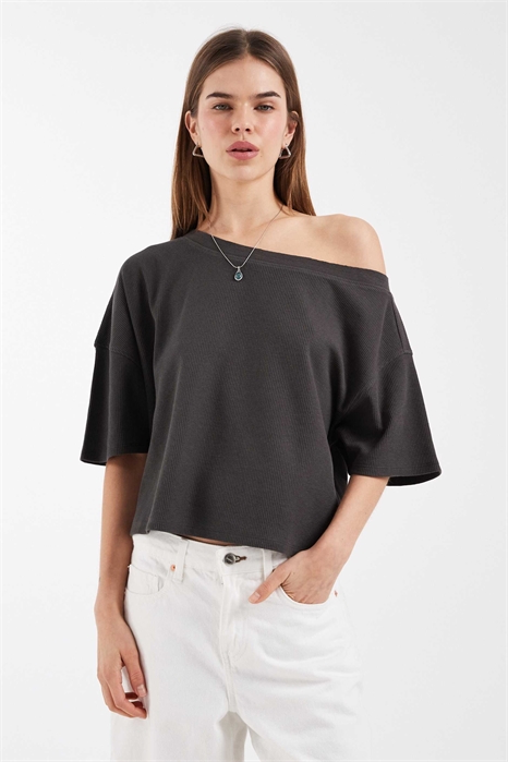 Футболка с открытыми плечами и вафельной текстурой свободного кроя артикул 153908334