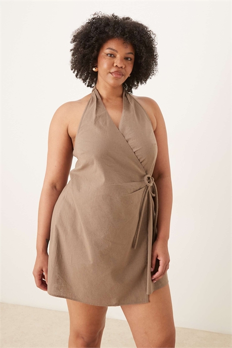 ASOS DESIGN: мини-сарафан из хлопка и льна с завязками на шее и облегающим кроем артикул 153253543