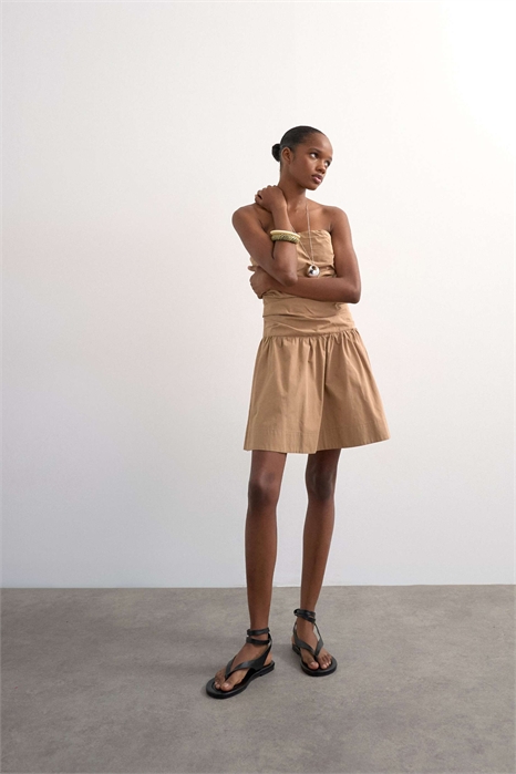 Мини-платье с оборками и повязкой на груди артикул 147764075