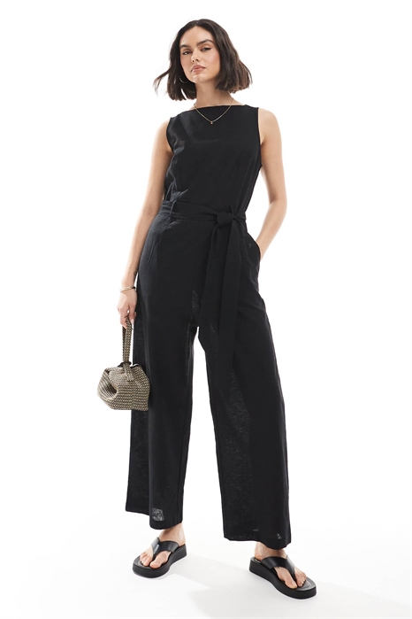 Льняной комбинезон без рукавов с завязывающимся поясом артикул 134390622