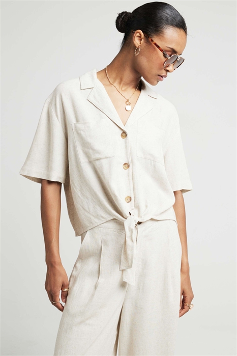Льняная рубашка с завязкой спереди, бежевого цвета артикул 137796905