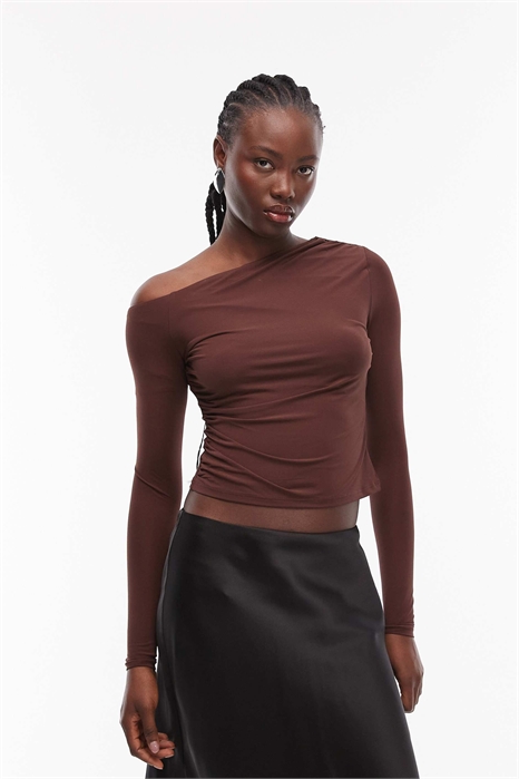 Облегающий топ с открытыми плечами, рюшами и длинными рукавами артикул 152192246