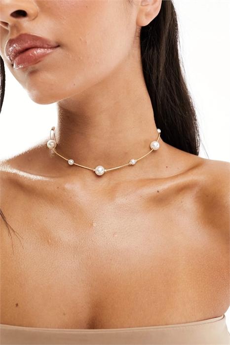 Короткое колье с искусственными жемчужинами разного размера артикул 137242307