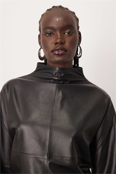 Кожаный топ с высоким воротником и закругленным верхом артикул 148808312