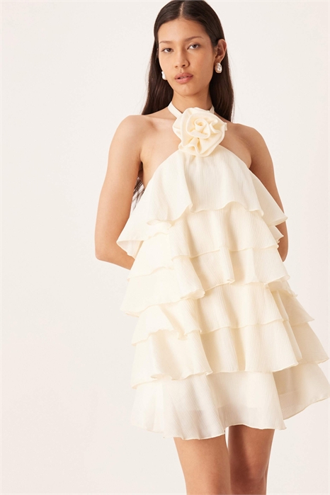 Мини-платье с открытыми плечами, украшенное многослойным корсажем с рюшами в свадебном стиле артикул 151417361