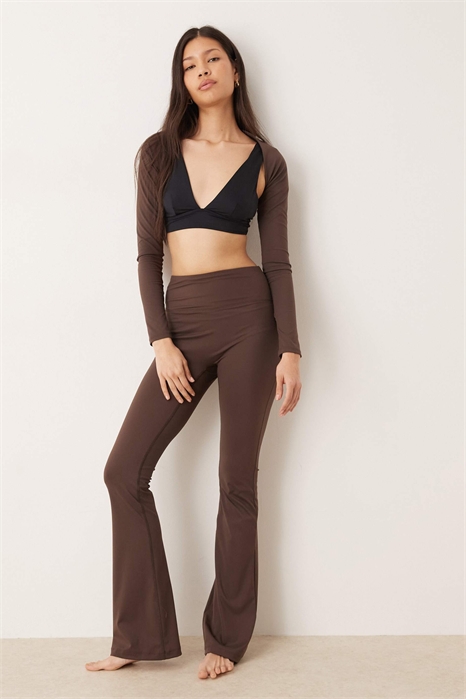 Комбинируйте легинсы и колготки для йоги с расклешенными штанинами артикул 149247028