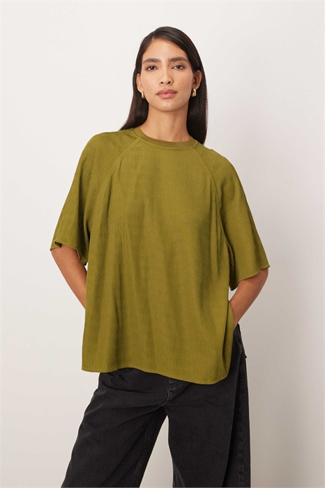 Футболка с гибридной фактурной рагланной рукавной конструкцией артикул 147016213