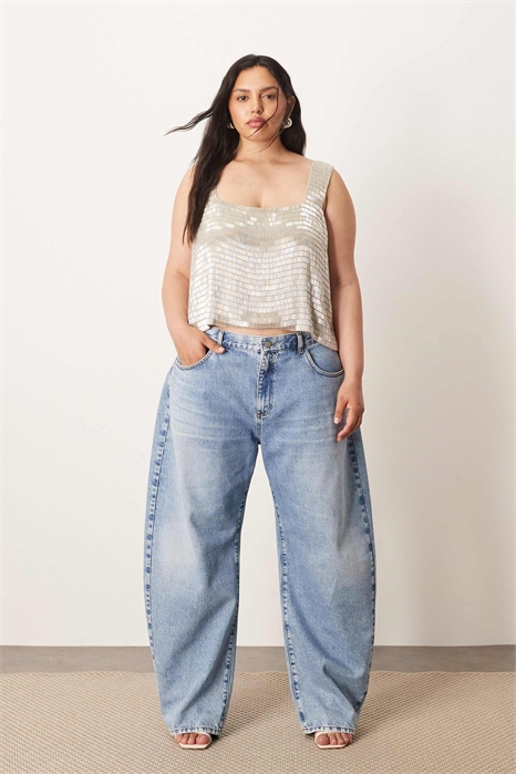 Джинсы Curve Tova с зауженными изогнутыми брючинами и подвернутым низом артикул 147590654