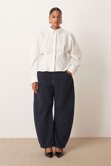 Джинсы Curve Tova с зауженными изогнутыми брючинами и подвернутым низом артикул 151340288