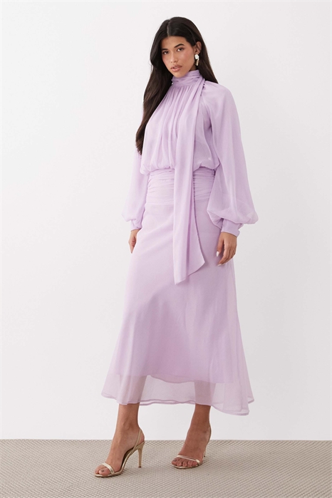 Макси-платье из шифона с высоким воротником и завязками на шее артикул 154264175