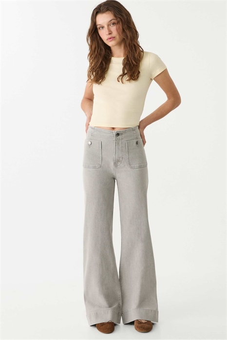 Джинсы D77 в минималистском стиле с карманами артикул 148921064