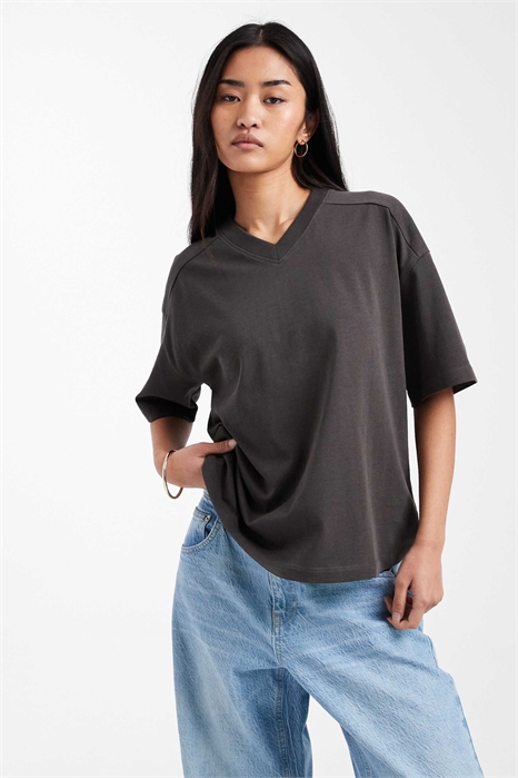 Футболка прямого кроя с V-образным вырезом артикул 151481120