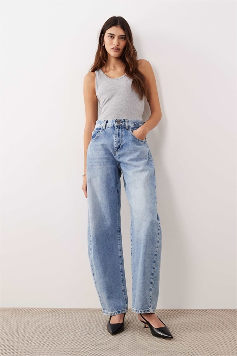 Джинсы Tova с зауженными изогнутыми брючинами и подвернутым низом артикул 145954498