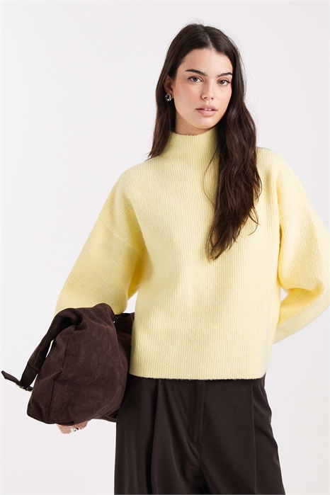 Свитер с объемными рукавами и воротником-воронкой артикул 150177293