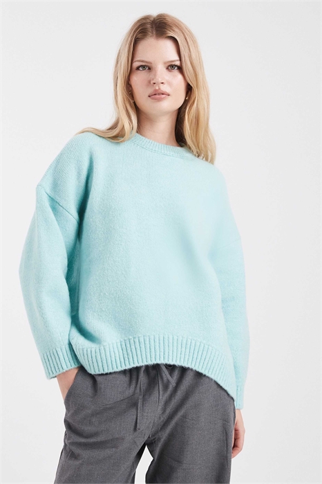 Свободный свитер с круглым вырезом и закругленным низом артикул 153911033