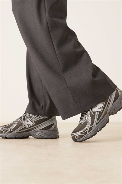 740 пар кроссовок металлического цвета артикул 150236168