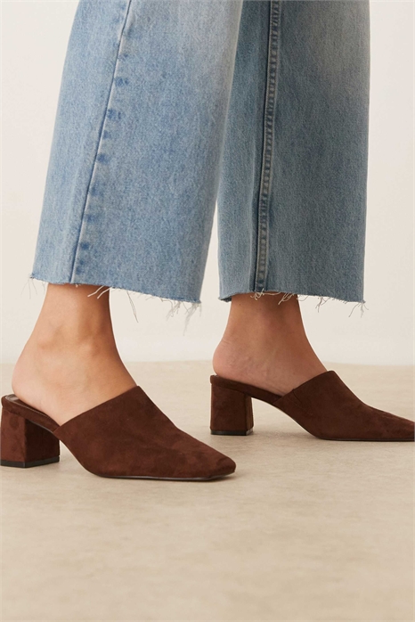 Туфли-муле Selena на среднем каблуке из замши шоколадного цвета артикул 148923134