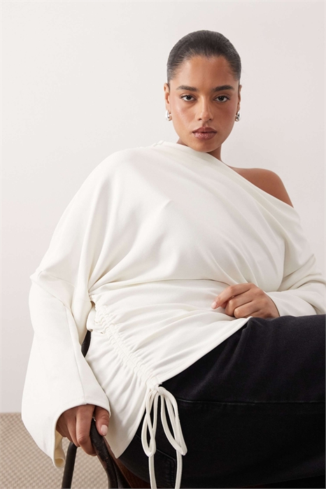 Топ из трикотажа с закругленным вырезом, открытыми плечами, широкими рукавами и рюшами по низу артикул 149724711