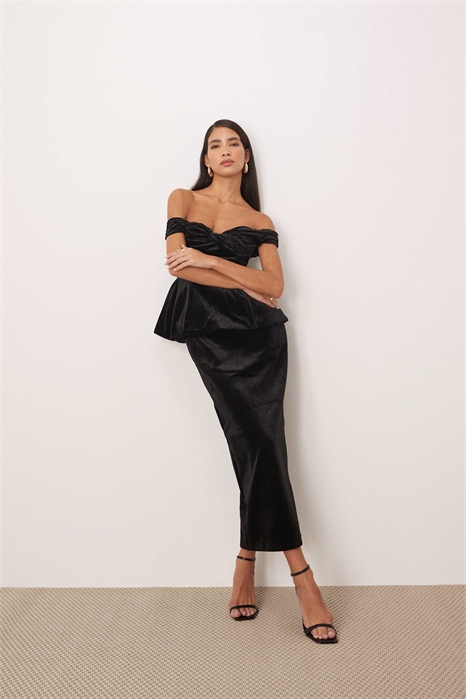 Бархатное макси-платье с открытыми плечами, сборчатым лифом и юбкой-колонной артикул 146835130