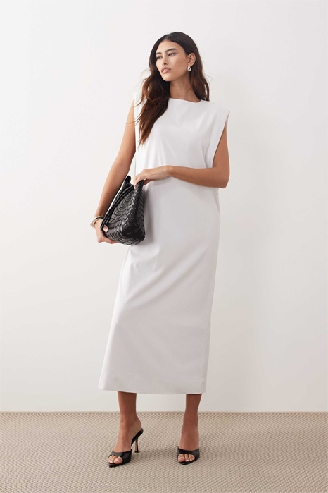 Макси-платье без рукавов с широкими плечами и боковым разрезом артикул 153908122